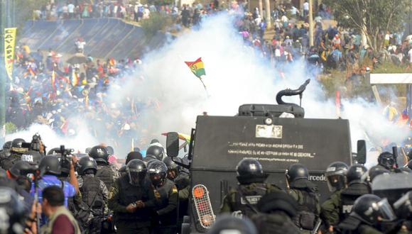 La policía antidisturbios de Bolivia se enfrenta a partidarios de Evo Morales durante una protesta en Sacaba, Cochabamba, el 15 de noviembre de 2019. (Foto de STR / AFP).