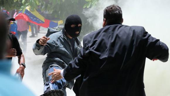 Cinco diputados resultaron heridos durante el ataque de colectivos chavistas contra el Parlamento de Venezuela. (Foto: AP)