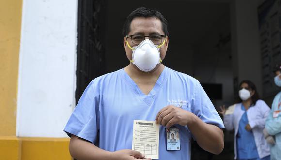 "A más personas vacunadas, hay menos posibilidades de hacer una infección. Sumemos esfuerzos, pongamos el hombro y entendamos que tenemos que salir adelante todos juntos”, señala el médico que fue inmunizado con la primera dosis de Sinopharm en febrero de este año. (Foto: Britanie Arroyo / @photo.gec