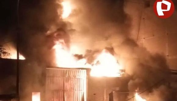 El fuego destruye un almacén ubicado en la avenida Los Alisos. (Foto: 24 Horas/Panamericana Televisión)