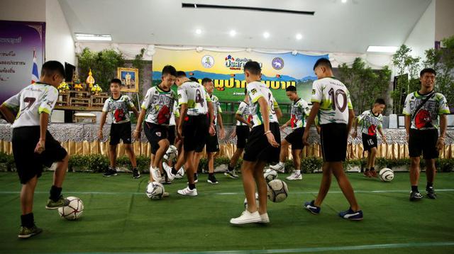 Tailandia: Lo primero que hicieron los niños rescatados no fue ir a casa sino jugar fútbol. (Foto: Reuters)