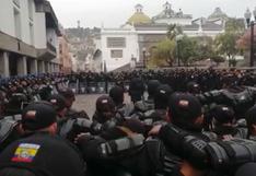Policías ecuatorianos rezan unidos antes de enfrentar las protestas contra Lenín Moreno en Quito 