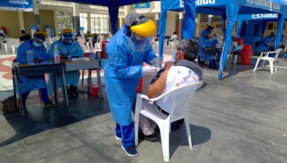 Actualmente se viene vacunando a la población a partir de 18 años a más en Lima, Callao y algunas regiones del país. (Foto: Essalud / Referencial)