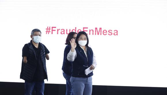 Fujimori Higuchi, secundada por Galarreta y Juárez, denunció la noche del último lunes, un "fraude en mesa" de parte de Perú Libre. (Foto: Hugo Pérez | GEC)