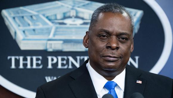 El secretario de Defensa de Estados Unidos, Lloyd Austin, habla durante una visita del presidente Joe Biden al Pentágono en Washington, DC, el 10 de febrero de 2021. (Foto de SAUL LOEB / AFP).