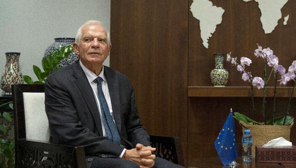 El jefe de política exterior de la Unión Europea, Josep Borrell, observa durante su reunión con el primer ministro palestino en su oficina en la ciudad ocupada de Ramallah, en Cisjordania, el 17 de noviembre de 2023. (Foto de Nasser Nasser / POOL / AFP)