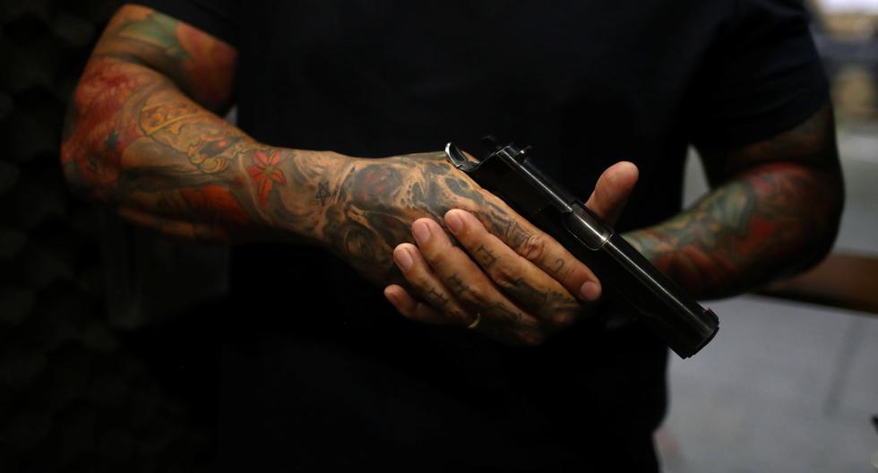 Imagen referencial. Un hombre sostiene una Colt 45. REUTERS
