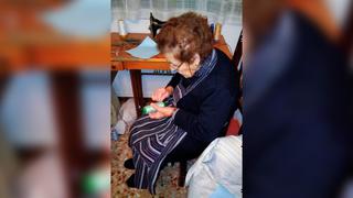 Mujer de 96 años cose batas y mascarillas para la “guerra” contra el coronavirus en España | VIDEO