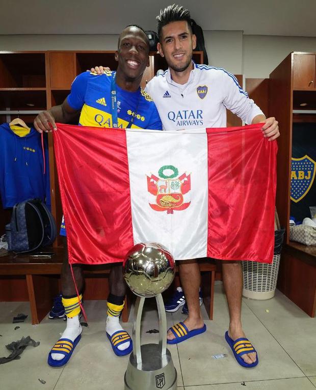 Bandera peruana y un título de Boca Juniors. Así celebraron los defensores el título. 
