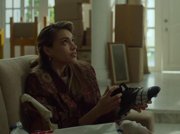 Laura Archbold como Pamela Cascardo en una escena de "Goles en contra", cuando Andrés Escobar le pide matrimonio (Foto: Netflix)