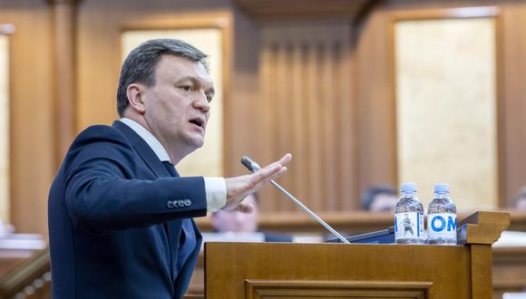 El primer ministro designado de Moldavia, Dorin Recean, pronuncia su discurso durante una sesión especial del Parlamento en Chisinau, Moldavia, el 16 de febrero de 2023. (Foto de EFE / EPA / DUMITRU DORU)