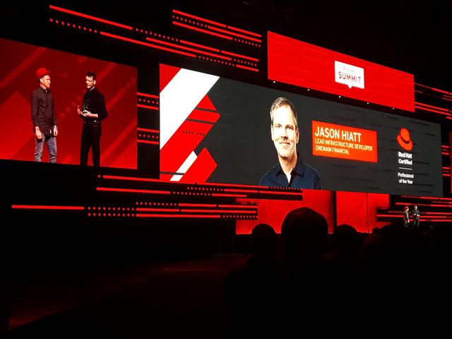 Si bien uno se encontraba en los pasillos con muchas personas  con barbas largas, al estilo del fundador de linux Stallman, hay muchas generaciones nuevas que apuestan por una estetica ortodoxa.