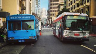 Un antiguo bus se transformó en duchas para los desamparados