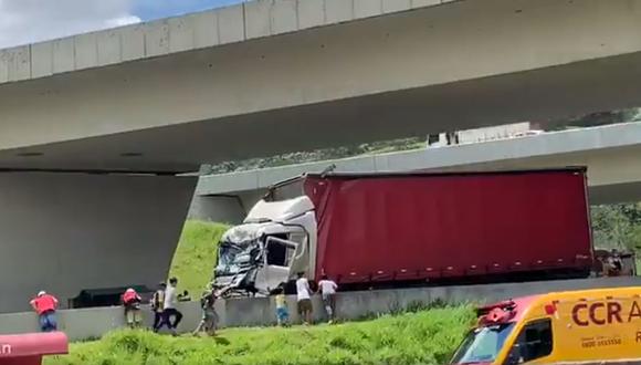 El periodista brasileño Ricardo Boechat y el piloto del helicóptero murieron carbonizados tras impactar contra un camión en la autopista Rodovia Anhanguera.  (Fuente: Twitter)