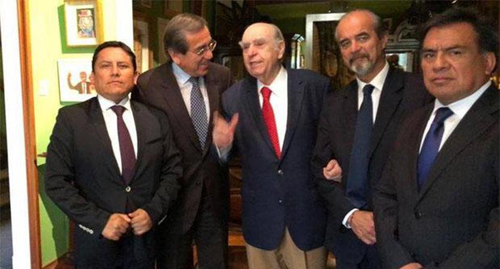 Ex presidente de Uruguay Julio María Sanguinetti se reunió con los congresistas apristas por el caso de Alan García. (Foto: @primerafuente1)