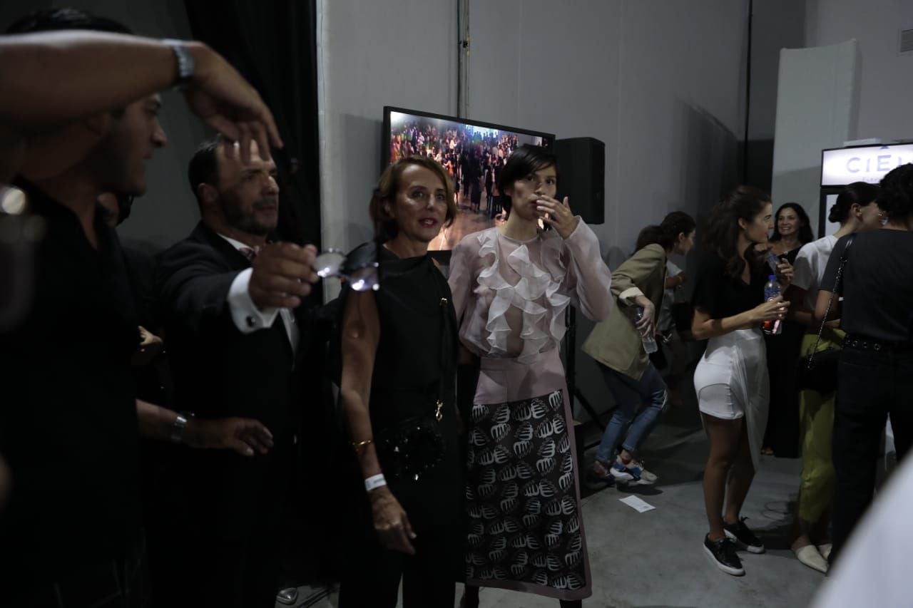 La sorprendida ganadora tras el anuncio, en el backstage. (Foto: Hugo Pérez)