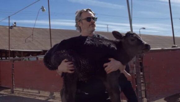 Joaquin Phoenix sosteniendo a Indigo. (Foto: Captura de pantalla/ YouTube)