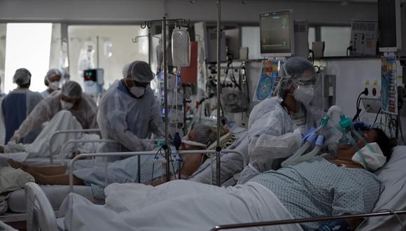 Personal médico trabaja en la UCI del Hospital de M'Boi Mirim, en un suburbio de Sao Paulo, en medio de la pandemia de coronavirus que golpea a Brasil. (Foto: EFE/FERNANDO BIZERRA).