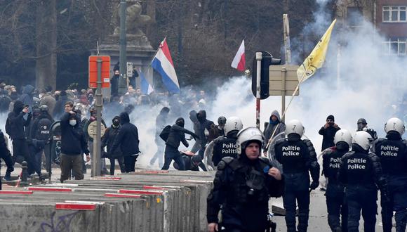 Los enfrentamientos estallaron cerca de la sede de la Unión Europea, y la policía utilizó cañones de agua y gases lacrimógenos para dispersar a los manifestantes. (Foto: Geert Vanden Wijngaert / AP)