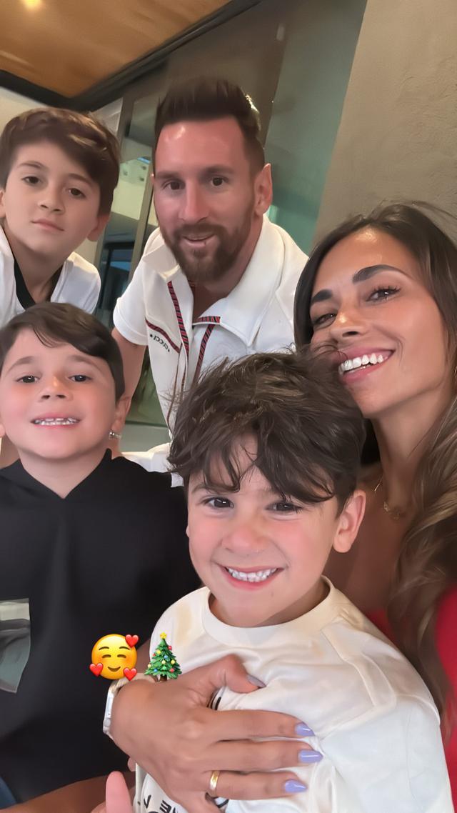 Leo y el amor de su familia. El argentino pasa la Navidad en Rosario. (Foto: Instagram)