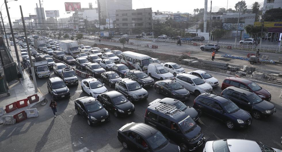 Los semáforos mal coordinados les quitan a los choferes hasta 30 minutos de tiempo al día. Los viernes, el tráfico es peor que en el resto de la semana (Foto: Hugo Pérez)