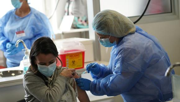 Una mujer que había sido inoculada previamente contra la enfermedad por coronavirus con la vacuna Coronavac de Sinovac, recibe una tercera dosis de una vacuna Pfizer-BioNTech, en el Hospital de Clínicas, en Montevideo, Uruguay. (REUTERS/Mariana Greif).