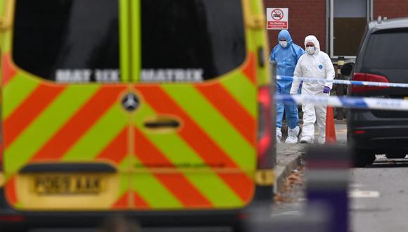Agentes forenses de la policía trabajan afuera del Hospital de Mujeres en Liverpool el 15 de noviembre de 2021, en el lugar de la explosión de un taxi ocurrida el domingo. (Paul ELLIS / AFP).