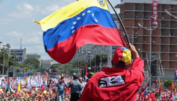 Un partidario del presidente venezolano Nicolás Maduro ondea una bandera nacional en Caracas, Venezuela, el 2 de febrero de 2019. (AFP/VENEZUELAN PRESIDENCY/Referencial).