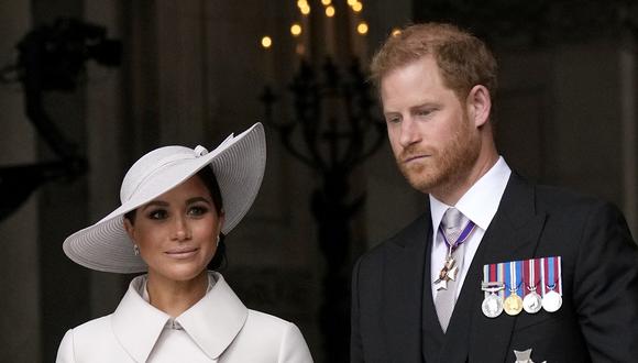 El príncipe Harry y Meghan Markle, el duque y la duquesa de Sussex se van después de un servicio de acción de gracias por el reinado de la reina Isabel II en la Catedral de San Pablo en Londres, el viernes 3 de junio de 2022. (Matt Dunham / AP)