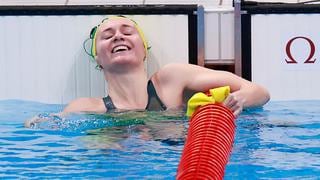 Tokio 2020: Ariarne Titmus ganó oro en natación y su entrenador se robó el ‘show’ [VIDEO]