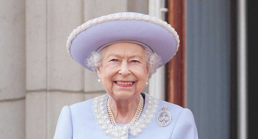 La reina Isabel II de Gran Bretaña se encuentra en el balcón del Palacio de Buckingham mientras las tropas marchan durante el Desfile del Cumpleaños de la reina, el Trooping the Colour. (Foto de Jonathan Brady / AFP).