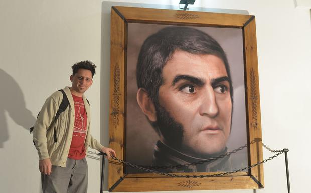 El artista y diseñador argentino Ramiro Ghigliazza, el creador del retrato digitalizado de don José de San Martín