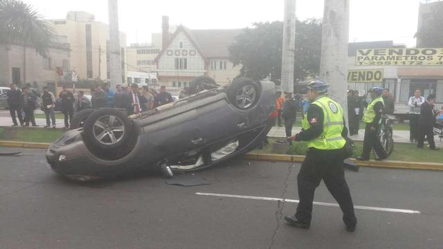 Auto quedó llantas arriba en aparatoso choque en Av. Arequipa - 2