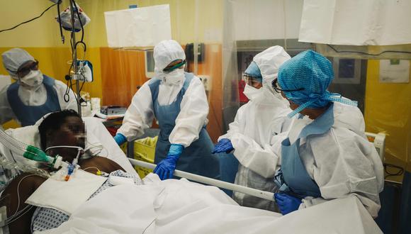 Médicos atienden a un paciente con coronavirus en la unidad de cuidados intensivos del hospital Franco-Británico en Levallois-Perret, al norte de París, el 9 de abril de 2020. Foto: AFP / LUCAS BARIOULET