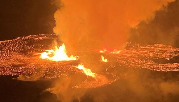 El volcán Kilauea en erupción desde el cráter de la cumbre Halemaumau dentro de un área cerrada del Parque Nacional de los Volcanes de Hawai'i en Hawai, e 7 de junio de 2023. (Foto de Stefani REYNOLDS / US Geological Survey / AFP