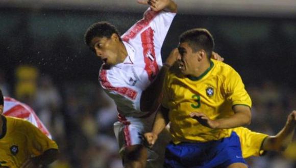 Pajuelo salta junto a Lúcio y anota en el Morumbí por las Eliminatorias al Mundial 2002. (Foto: GEC)