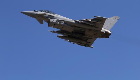 Un avión de combate Eurofighter Typhoon de la Royal Air Force de Gran Bretaña despegando de la base de la RAF en Akrotiri en Chipre, para una misión de coalición sobre Irak, el 22 de septiembre de 2016. (Foto de Petros Karadjias / POOL / AFP)