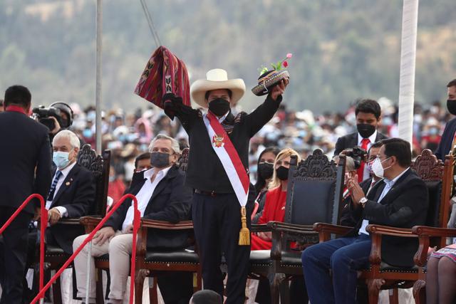 El presidente de la República, Pedro Castillo, juró simbólicamente al cargo este jueves 29 de julio en el Santuario Histórico de la Pampa de Ayacucho, escenario donde se empezó a gestar la Independencia del Perú. La ceremonia contó con la presencia de los mandatarios de Chile y Argentina, así como cientos de residentes de la zona. (Foto: Alessandro Currarino/@photo.gec)