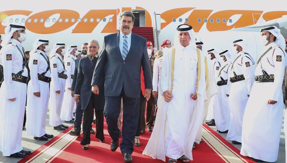 Nicolás Maduro fue recibido en el aeropuerto internacional de Doha por el ministro catarí de relaciones Exteriores, el sultán bin Saad Al Muraikhi. (Qatar News Agency).