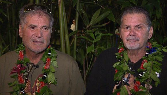 Alan Robinson y Walter Macfarlane nacieron en Hawai con 15 meses de diferencia, se conocieron en sexto grado y jugaron juntos fútbol americano en una secundaria de Honolulu. Esta es la historia. (AP).