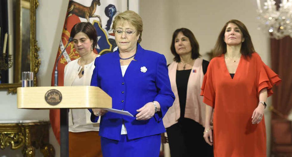 La presidenta de Chile, Michelle Bachelet (c), junto a la ministra de la Mujer y Equidad de Género, Claudia Pascual (i), su par de Salud, Carmen Castillo (2-d), y la portavoz del Gobierno, Paula Narváez (d), durante un discurso). Bachelet afirmó que "han ganado las mujeres, la democracia y Chile", al celebrar la decisión del Tribunal Constitucional (TC) de refrendar la legalidad del proyecto de ley que despenaliza el aborto en tres circunstancias. (Foto: EFE)