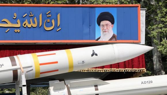 Un camión militar de Irán transporta partes de un misil Sayad 4-B junto a un retrato del líder supremo, el ayatola Alí Jamenei, el 17 de abril de 2024. (Foto de ATTA KENARE /AFP).