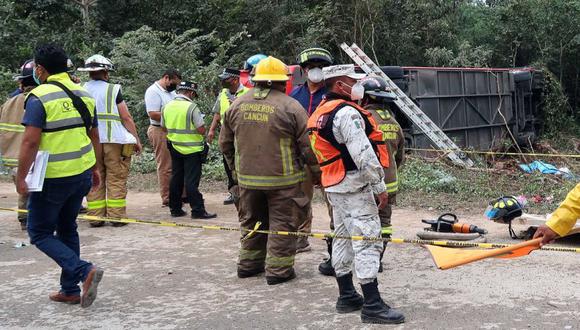 Bomberos trabajan en la recuperación de víctimas y sobrevivientes en la zona donde se ha presentado el accidente de un autobús hoy, en Lázaro Cárdenas, estado de Quintana Roo (México). (Foto: EFE/ Alonso Cupul).