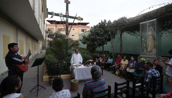 El jueves último, se ofició una misa en las afueras de la parroquia San Gabriel. Esto para prevenir posibles contagios. Ahora cerró sus puertas hasta nuevo aviso, según informaron (Foto: Hugo Perez)