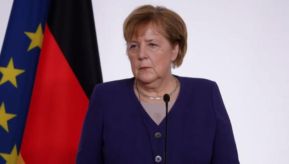 La canciller alemana, Angela Merkel, participa en la rueda de prensa de cierre de la Conferencia Internacional sobre Libia en La Maison de la Chimie en París, Francia. (Foto: EFE / EPA / YOAN VALAT / PISCINA).