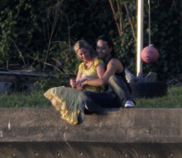 Mary Kay Letourneau and Vili Fualaau during a photoshoot at their beachfront home on April 27, 2006 in Normandy Park, Washington.  (AFP PHOTO GETTY IMAGES / RON WURZER).