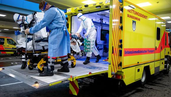Personal médico que transporta a un paciente de coronavirus desde una ambulancia a la sala de cuidados intensivos del hospital Bundeswehrkrankenhaus de las fuerzas armadas. (Foto referencial, AFP).