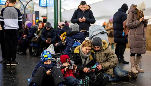 Los ciudadanos en Kyiv han tenido que buscar refugio en las estaciones de metro, ante la nueva ola de ataques de Rusia. (REUTERS)