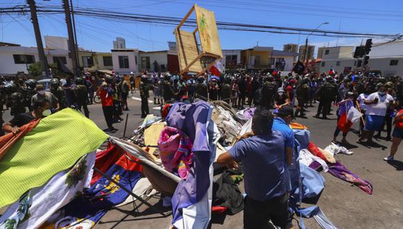 Residentes destruyen tiendas de campaña y artículos pertenecientes a migrantes venezolanos y colombianos durante una marcha contra la migración ilegal en Iquique, Chile, el domingo 30 de enero de 2022. (Foto: AP/Ignacio Muñoz)