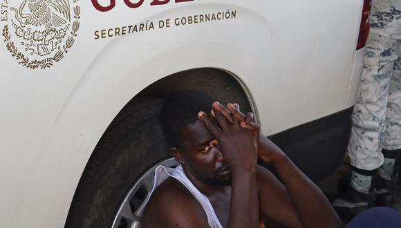 Un hombre permanece en un puesto de control hoy, en Tapachula (México). Cientos de migrantes varados en la frontera sur de México denunciaron este martes que las autoridades mexicanas les han bloqueado el paso para transitar por el país rumbo a la frontera con Estados Unidos. (EFE/Juan Manuel Blanco)